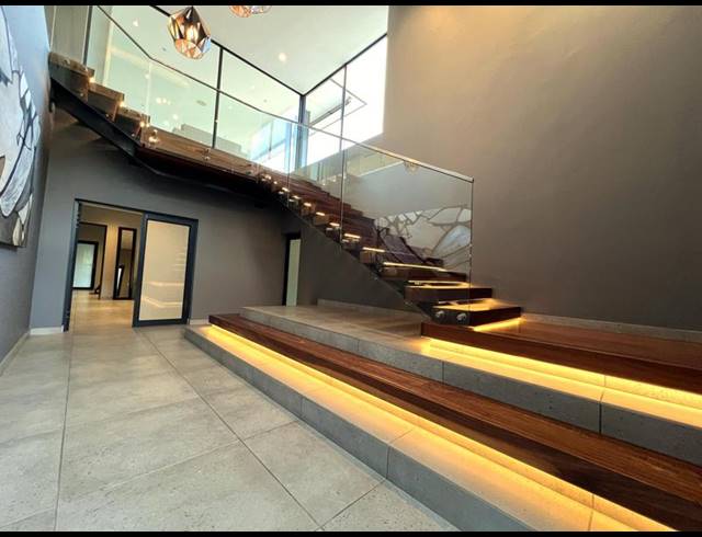 6 BEDROOM HOUSE FOR SALE IN FEATHERBROOKE ESTATE